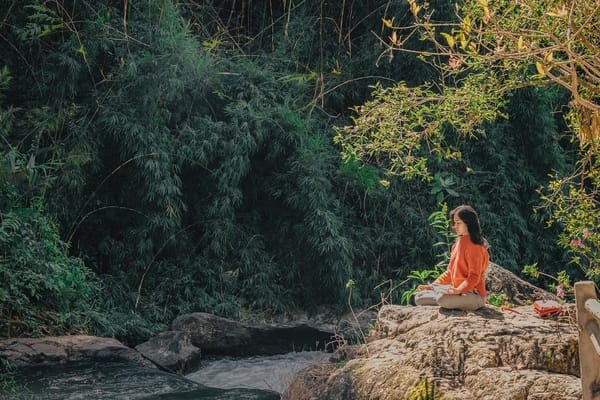 a girl doing meditation o hill